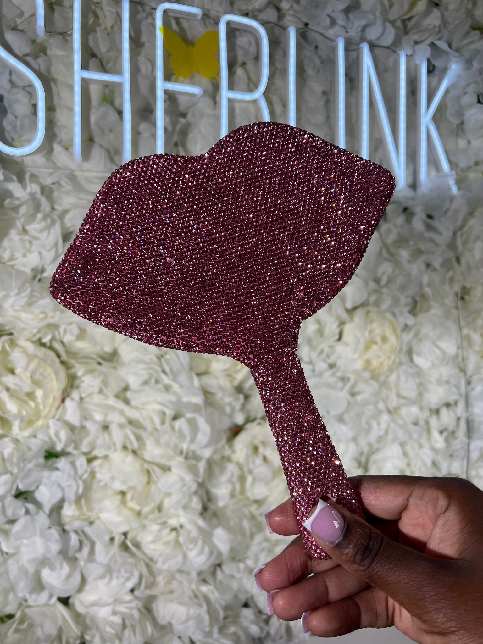 Lips-Shaped mirror